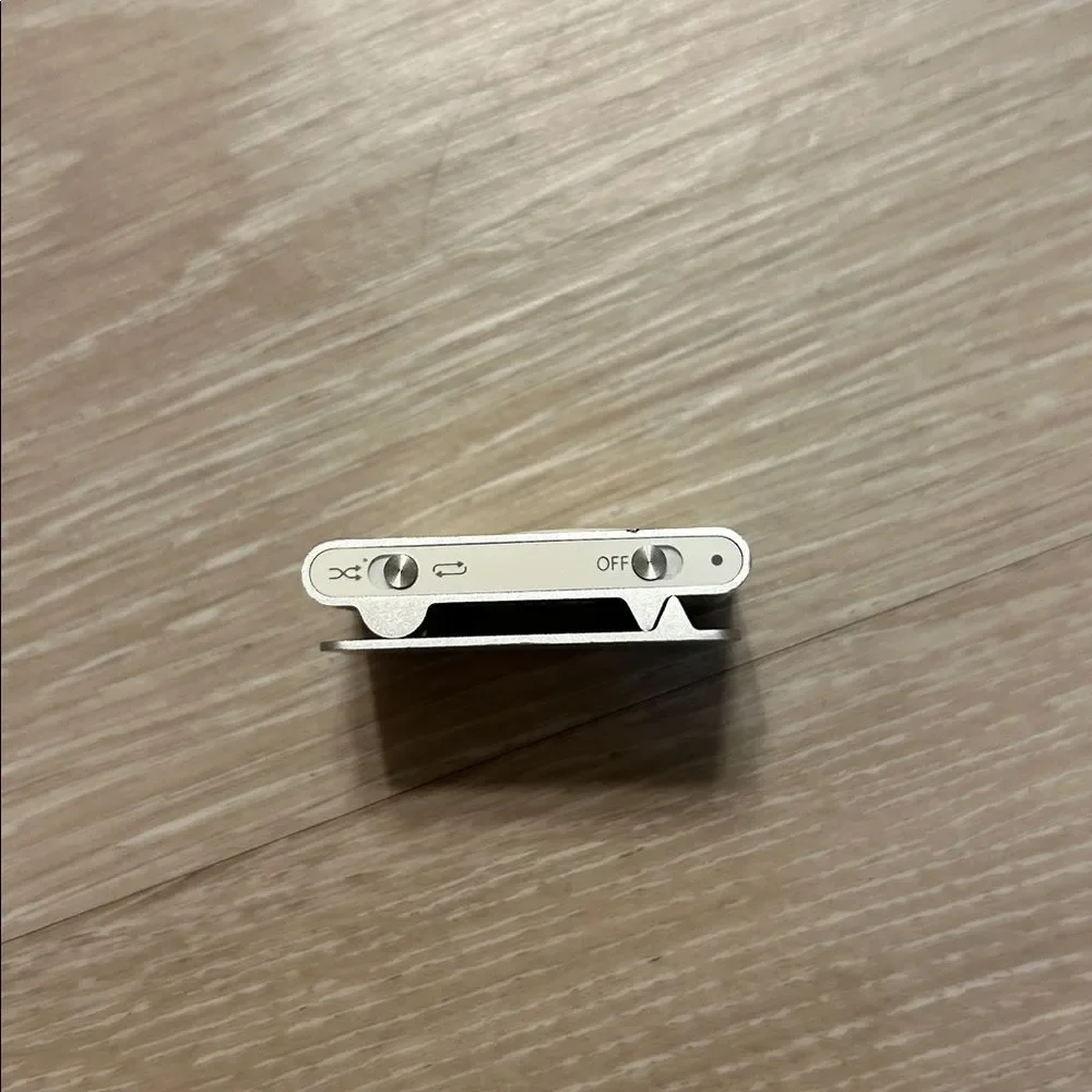 Apple iPod Shuffle 2nd Gen in Metallic Silver A1204